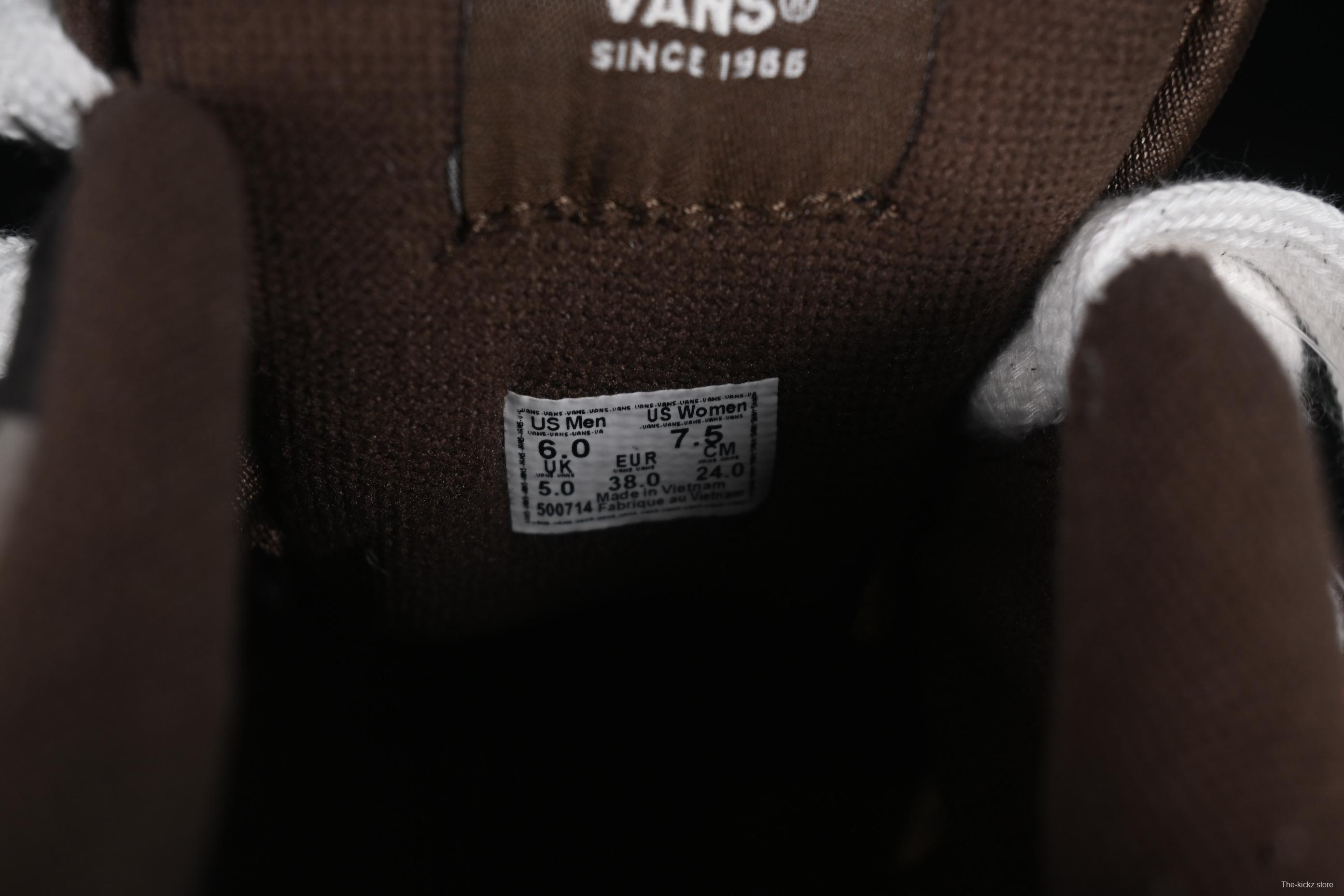 Vans Knu Skool Low-Top Retro Chunky Sneakers with Oversized Logo - VN0009QC2LN