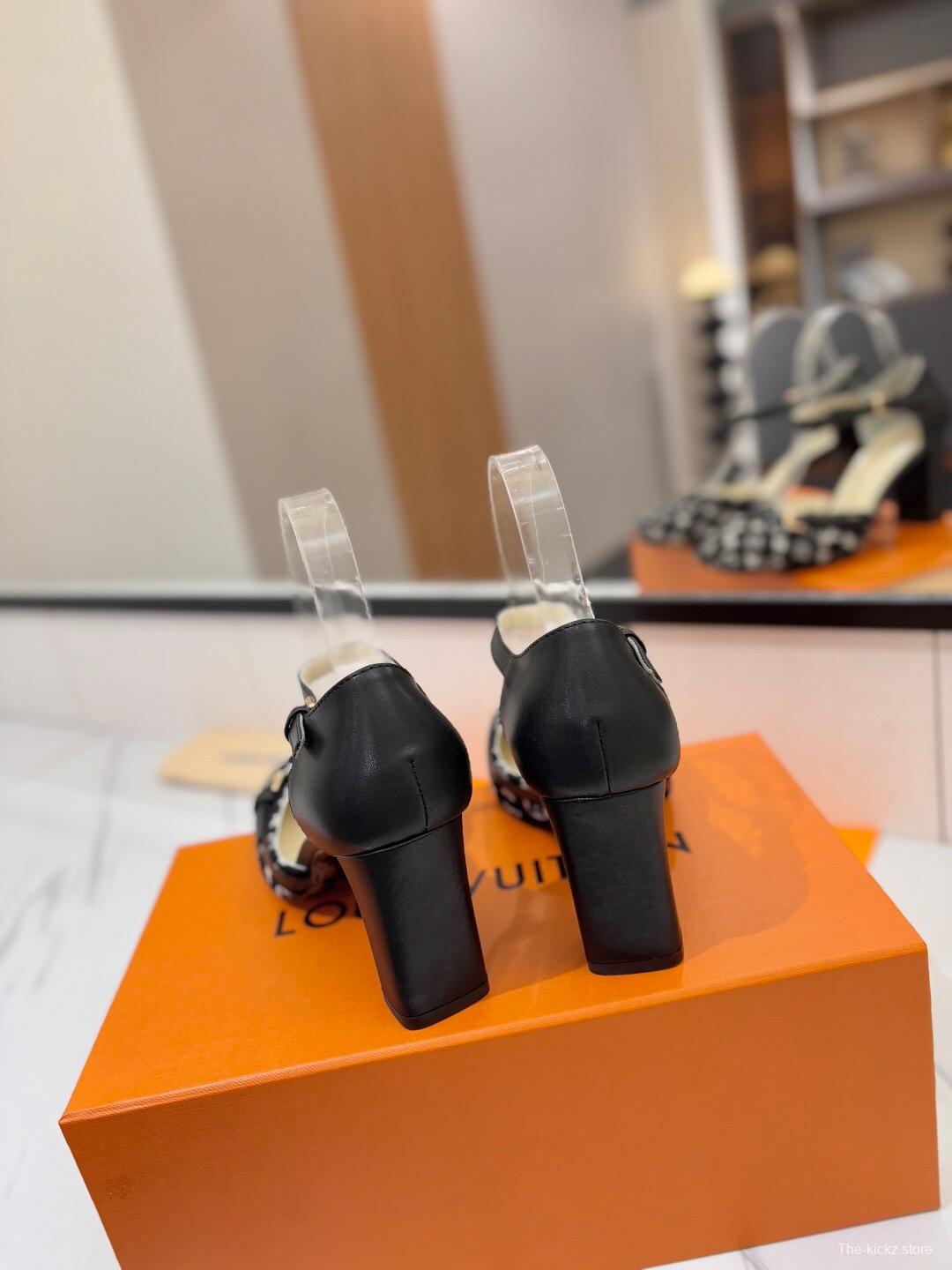 2025 Women Louis Vuitton Black White Canvas Leather Pumps KFY00310