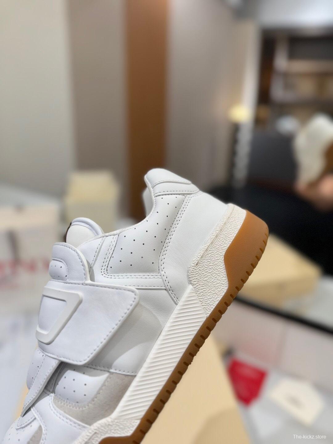 VALENTINO 2025 SS Casual Sneakers with V-Strap Design - AS00410